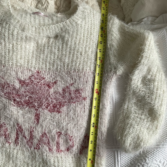 Fuzzy Canada Sweater - Picture 7 of 7